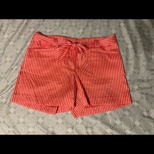 🆕Loft Outlet Pink & White Shorts.  Women’s size 0